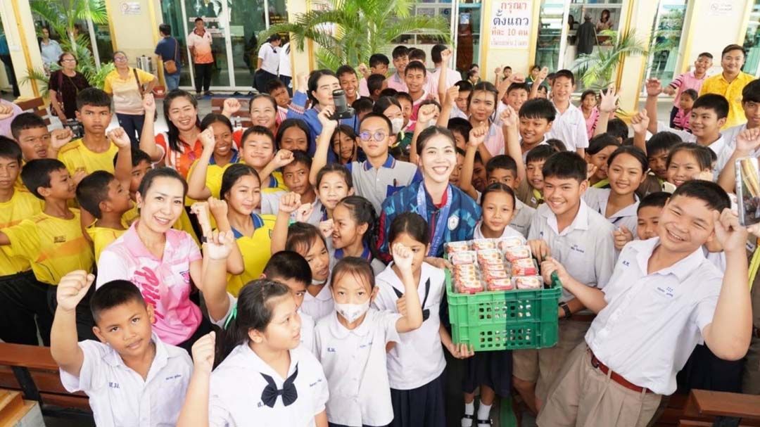 ‘น้องเทนนิส’รับมอบไข่ไก่ต้มสุก 1 แสนฟอง สักการะ‘หลวงพ่อโสธร’