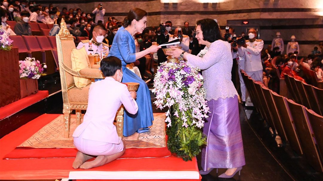 'พระราชินี'ทอดพระเนตรการแสดงสเก็ตน้ำแข็งรอบเยาวชน เรื่อง'สวอนเลค ออน  ไอซ์'