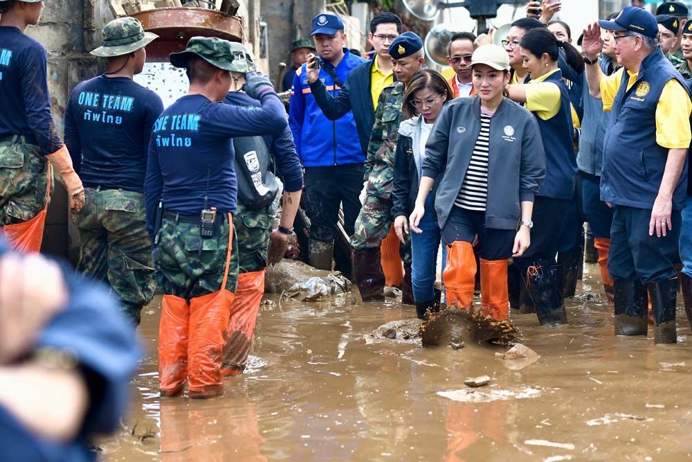 ‘อุ๊งอิ๊งค์’ลุยโคลนสั่งกู้เชียงราย  เหนือยังไม่พ้นภัย  อุตุฯเตือนฝนกระหน่ำถึง3ต.ค.