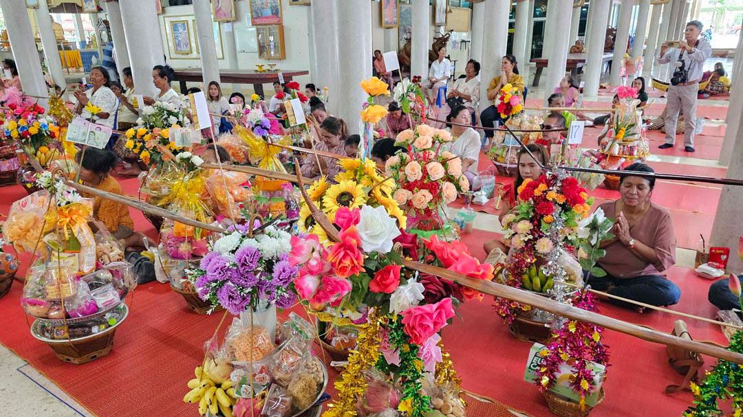 ประชาชนร่วมทำบุญสืบสานประเพณีสลากภัตวัดห้วยมงคล