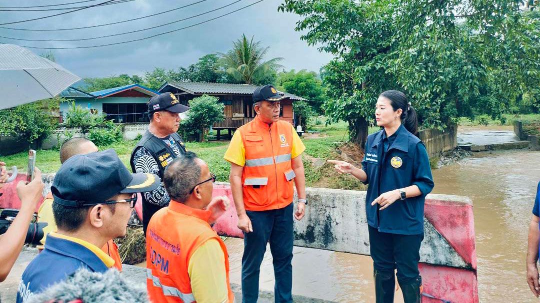 'มท.4'ลงพื้นที่เชียงราย ติดตามสถานการณ์น้ำท่วม พร้อมมอบถุงยังชีพ-รับฟังปัญหาปชช.