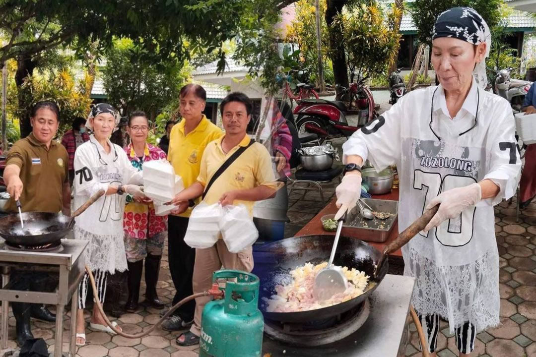 ทีมประชาสัมพันธ์อาวุโส ‘เดอะมอลล์กรุ๊ป’ ร่วมปรุงอาหารแจกผู้ประสบอุทกภัยน้ำท่วม จ.เชียงใหม่