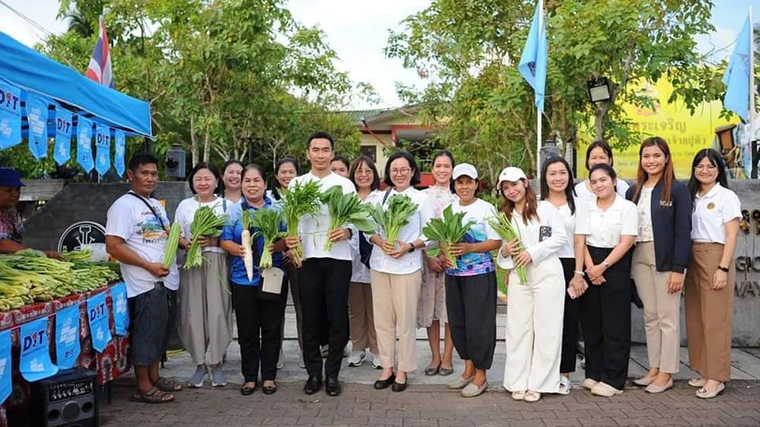 พาณิชย์จังหวัดชุมพร นำผักสดราคาถูก จำหน่ายพี่น้องประชาชน รับเทศกาลกินเจ