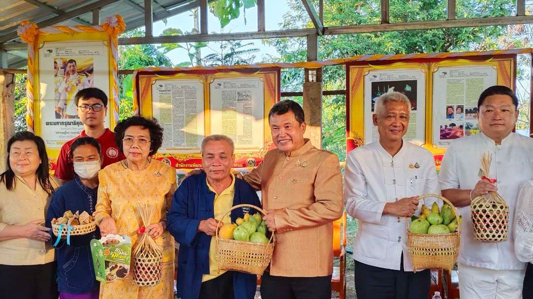 'สุทธิพงษ์'ควง'ดร.วันดี'เยี่ยมชมแปลงโคก หนอง นา นายบุญธรรม จันทะนะ อำเภอธาตุพนม