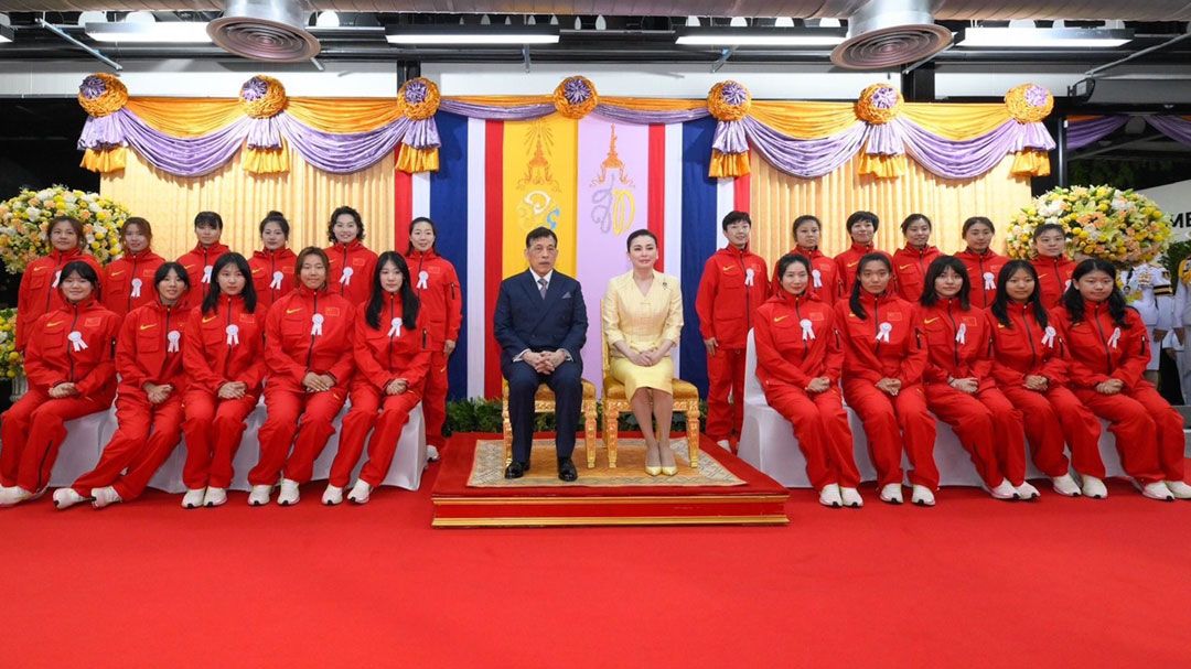 'ในหลวง'ทอดพระเนตร'พระราชินี'ทรงร่วมแข่งขันฮอกกี้น้ำแข็งกระชับมิตรจีน-ไทย