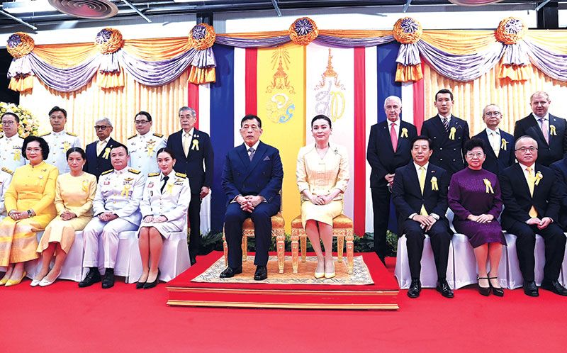 พระบาทสมเด็จพระเจ้าอยู่หัว และสมเด็จพระนางเจ้าฯ พระบรมราชินี  เสด็จพระราชดำเนินไปทอดพระเนตรการแข่งขันกระชับมิตรฮอกกี้นํ้าแข็งจีน-ไทย