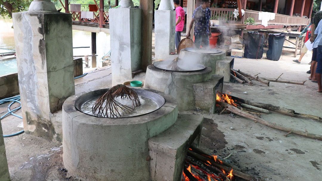 เริ่มแล้วงานบุญโขลกแป้งขนมจีนโบราณ'วัดสว่างอารมณ์'ที่สืบทอดต่อกันมากว่า 80 ปี