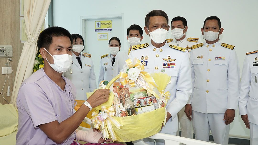 'ในหลวง'โปรดเกล้าฯให้'ผู้ว่าฯยะลา'เชิญดอกไม้​-ตะกร้าสิ่งของ มอบแก่เจ้าหน้าที่ซึ่งได้รับบาดเจ็บจากเหตุคนร้ายใช้อาวุธยิงใส่