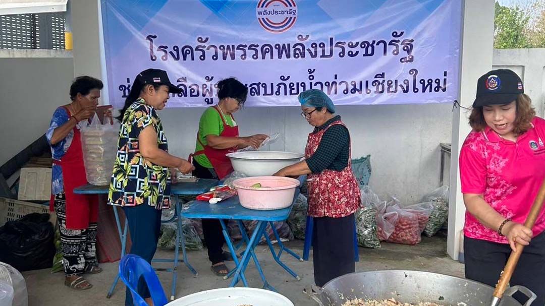 ‘ประวิตร’ตั้งโรงครัว 3 พื้นที่ 7 วัน ช่วยเหลือ‘ชาวเชียงใหม่’ระหว่างฟื้นฟูที่พักอาศัย