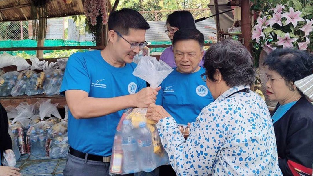 'เฉลิมชัย'มอบ'มงคลกิตติ์'ลุยต่อเนื่อง นำทีมปชป.ภาคเหนือ มอบสิ่งของให้ชาวบ้านหลังน้ำลด