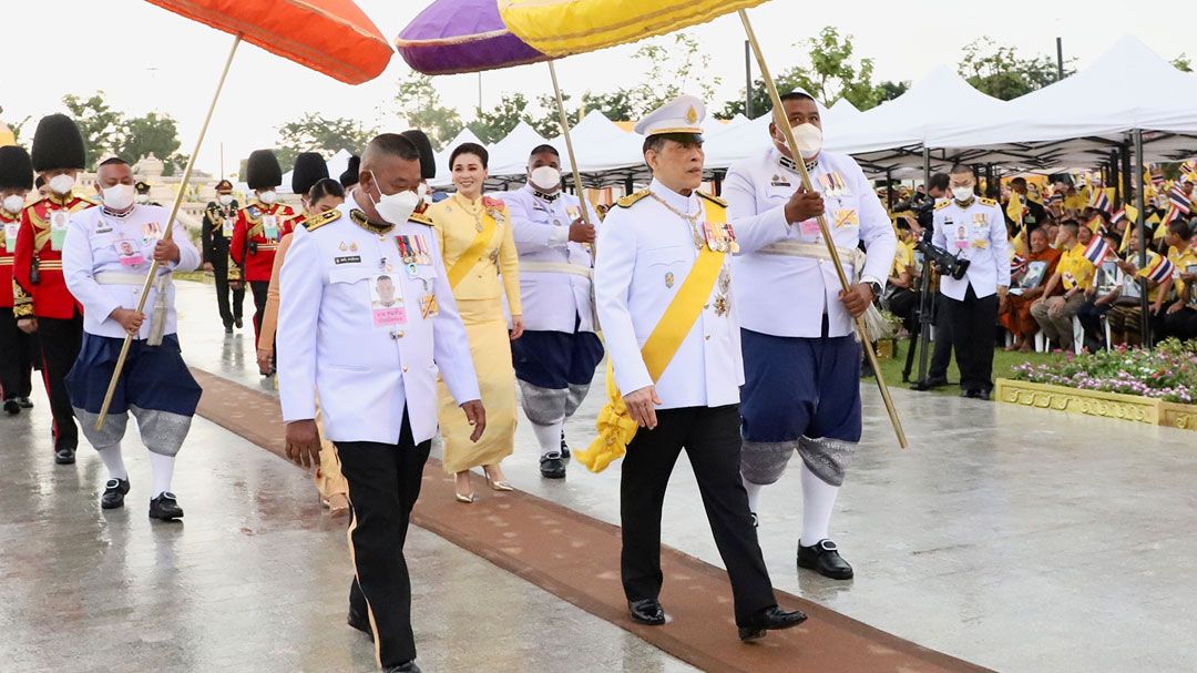 'ในหลวง-พระราชินี' ทรงวางพวงมาลาถวายราชสักการะพระบรมราชานุสาวรีย์ ในหลวง ร.9