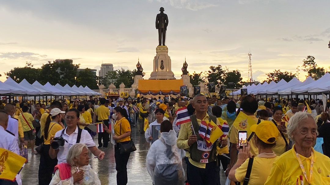 ประชาชนแห่ร่วมถวายสักการะพระบรมราชานุสาวรีย์ ร.9 น้อมรำลึกในพระมหากรุณาธิคุณ