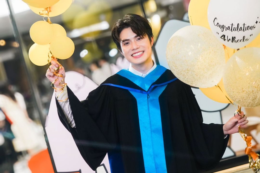 ‘โฟร์วีล-ชญานนท์’ หล่อ-เก่ง ครบเครื่อง คว้าเกียรตินิยมอันดับ 1 มหาวิทยาลัยมหิดล