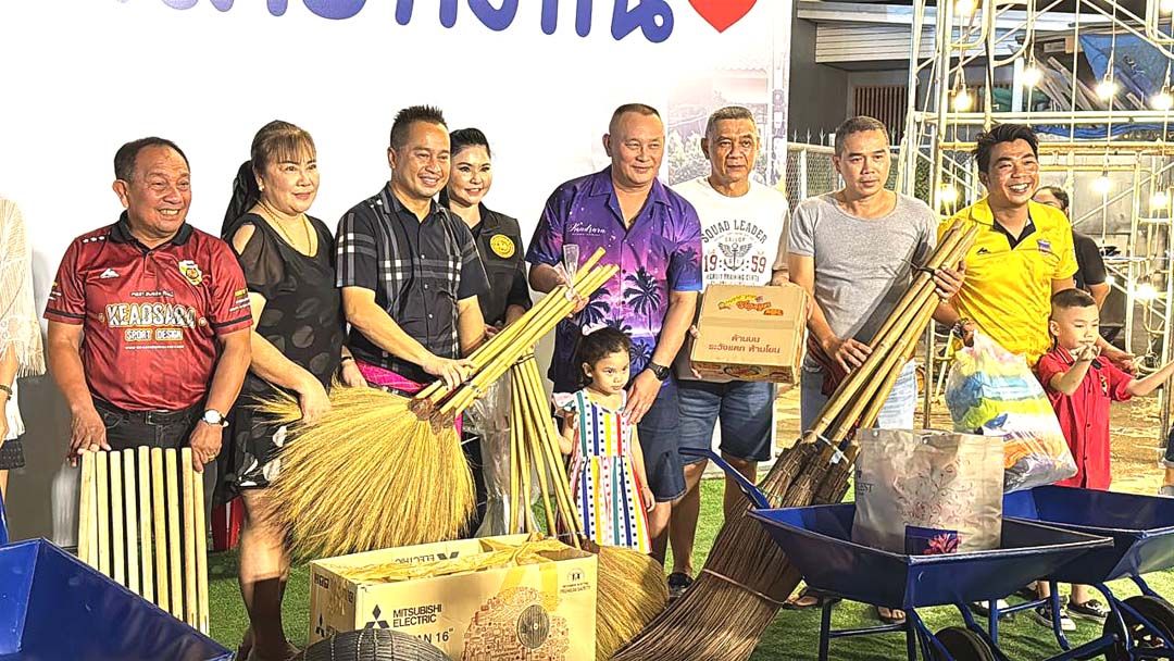 รายงานพิเศษ : ‘สส.ต้อย’จัดใหญ่ นำสาวรำวงเมืองเพชร 10 คณะ  แสดงระดมทุนนำเงิน-สิ่งของช่วยผู้ประสบภัยน้ำท่วม