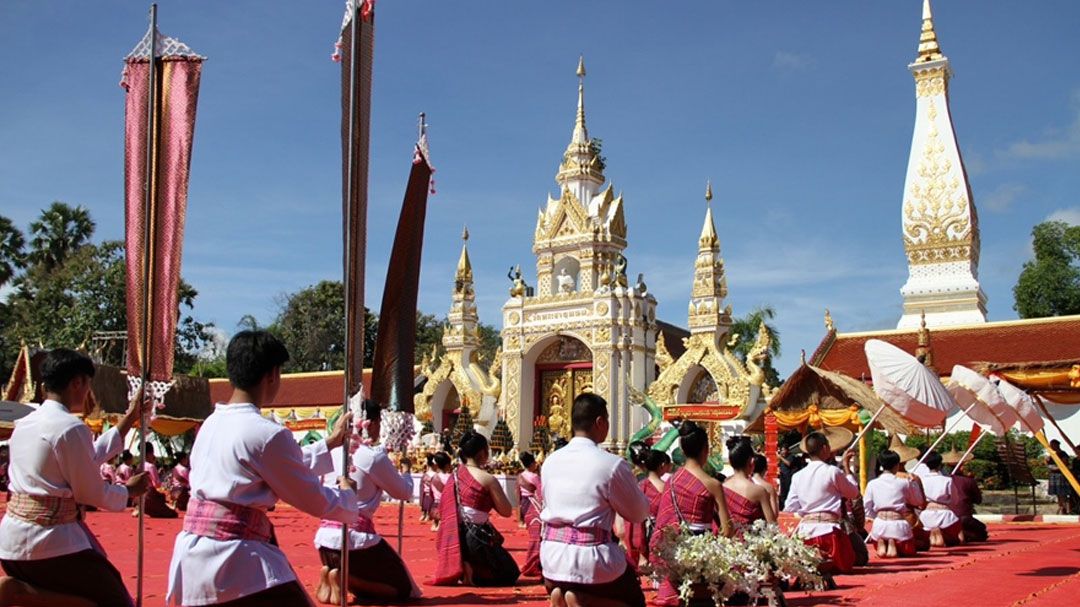 สาวงาม 9 ชนเผ่าร่วมพิธีศักดิ์สิทธิ์รำบูชาพระธาตุพนม เชื่อเป็นสิริมงคลต่อชีวิต