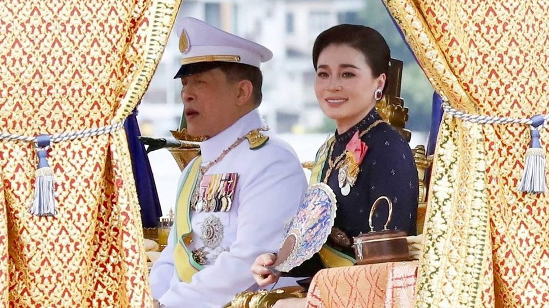 พสกนิกรปีติเฝ้าฯชื่นชมพระบารมี  ‘ในหลวง-ราชินี’  เสด็จฯถวายผ้าพระกฐินวัดอรุณฯ