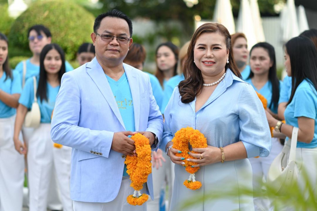 สองผู้บริหาร เมอริช คอฟฟี่ นำทีมไหว้ ศาลหลักเมือง-วัดพระแก้ว เสริมสิริมงคล