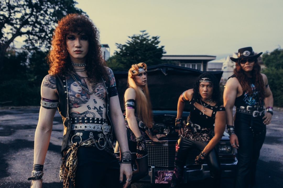 เปิดลำโพงให้ดัง เร่งเสียงหูฟังให้สุด แล้วตะโกนพร้อมกันว่า 'Hard Boy'