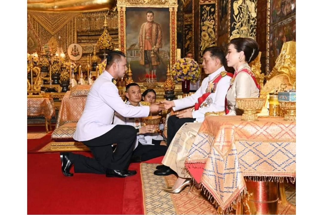 ในหลวง-พระราชินี โปรดเกล้าฯให้ 'นายประกอบ  จันทร์เสถียร' ประธาน บจก.พีพี คาร์โก้ฯ เข้ารับพระราชทานของที่ระลึก ในพระราชพิธีทรงบำเพ็ญพระราชกุศล ถวายผ้าพระกฐินหลวง