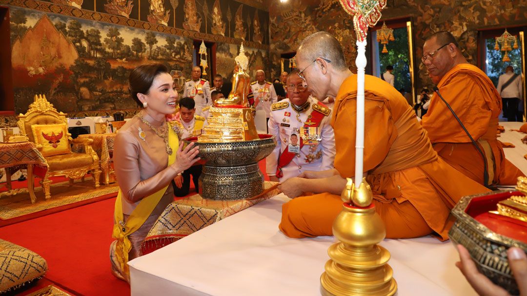 'พระราชินี'ทรงบำเพ็ญพระราชกุศล ถวายผ้าพระกฐิน วัดสุวรรณดาราราม