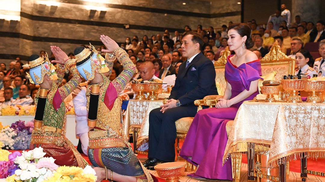 'ในหลวง-พระราชินี'ทอดพระเนตร การแสดงโขนมูลนิธิส่งเสริมศิลปาชีพฯ ตอน'พระจักราวตาร'