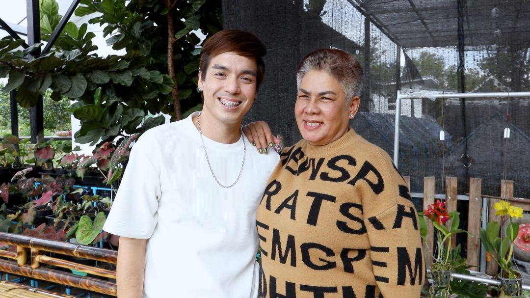 'อั๋น ชุลีพร'จากชีวิตอู้ฟู่ ต้องมาขายผัก ! เหตุเพื่อนรักยืมเงินจนเป็นหนี้ 18 ล้าน !