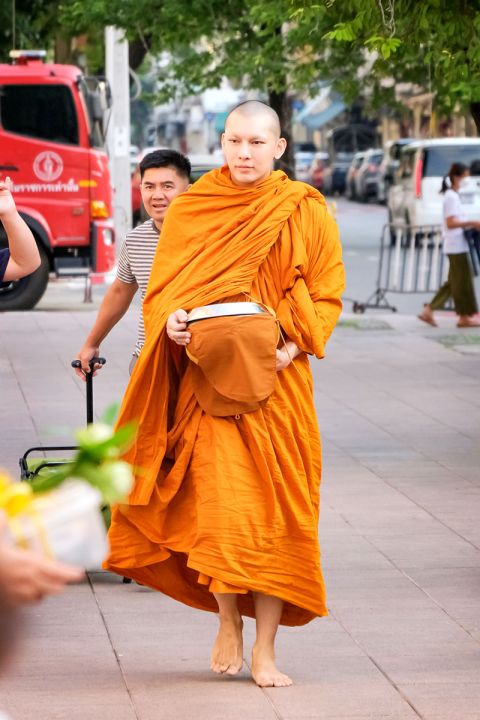 ครอบครัวและแฟนคลับร่วมตักบาตร ‘พระมิว’