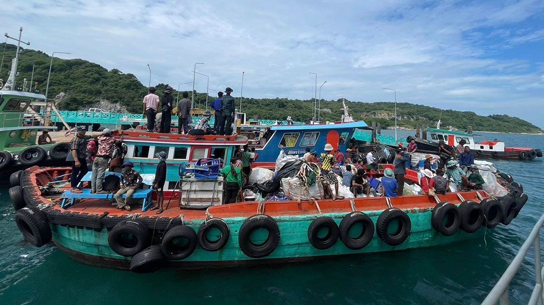 จับแรงงานชาวกัมพูชาบนเรือสินค้า 72 คน พบเด็กต่ำกว่า 18 ปี 20 คน