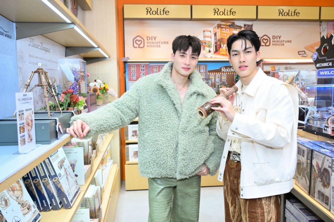 2 หนุ่ม'มีน พีรวิชญ์'และ'ต้า อธิวัตน์'ร่วมงานของสะสมสุดน่ารัก