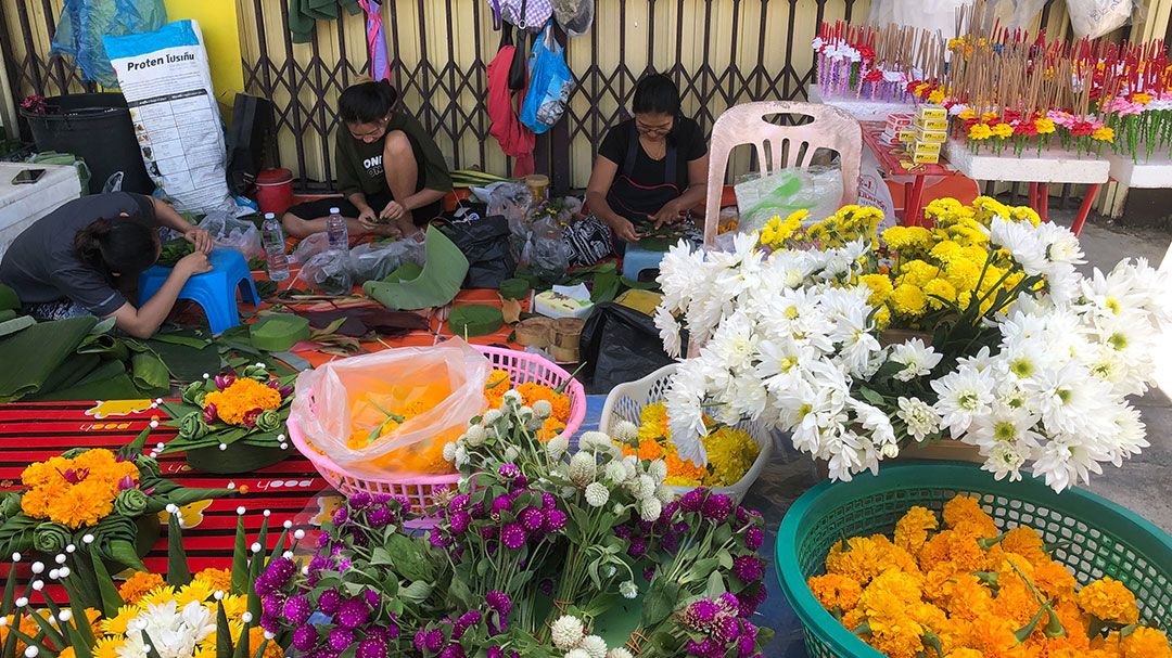 กระทงใบตองดอกไม้ราคาพุ่ง แม่ค้าเลี่ยงใช้อาหารปลาทำแทน อนุรักษ์สิ่งแวดล้อมด้วย