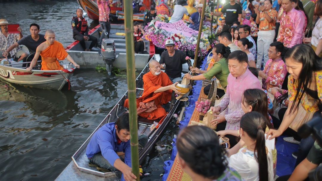 นอภ.บางใหญ่จัดงานสืบสานวัฒนธรรมทางสายน้ำ ตักบาตรพระ 108 สองฝั่งคลองแห่ร่วมงาน