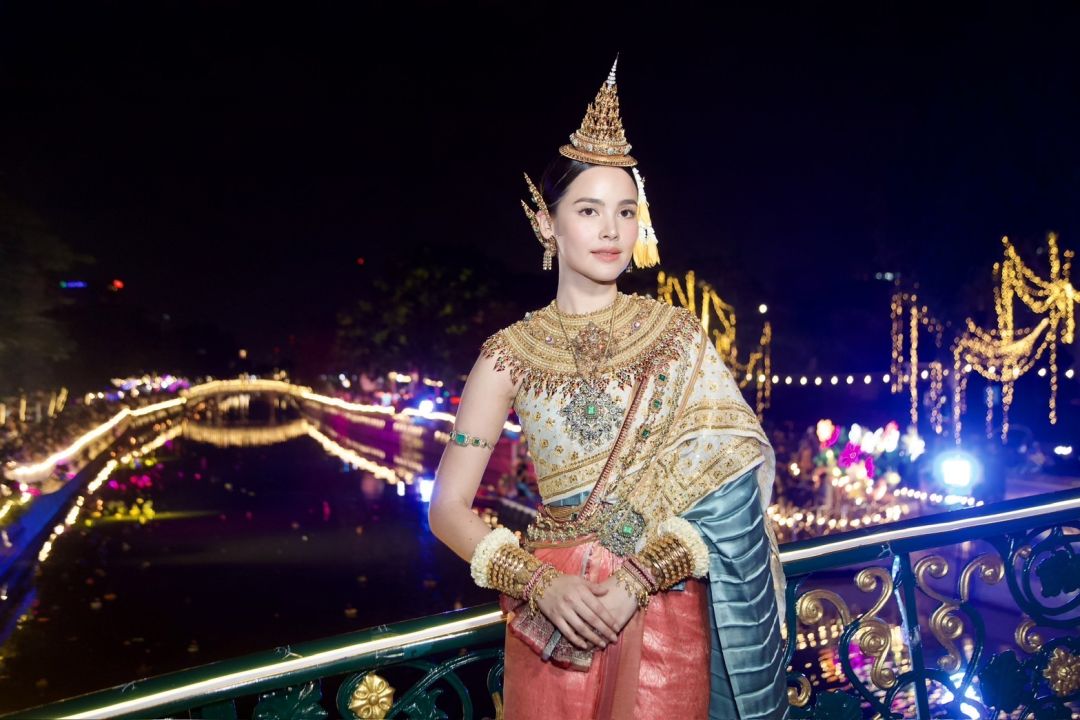 'ญาญ่า อุรัสยา'นำขบวนแห่นางนพมาศทางน้ำตระการตาพร้อมรมว.ท่องเที่ยว