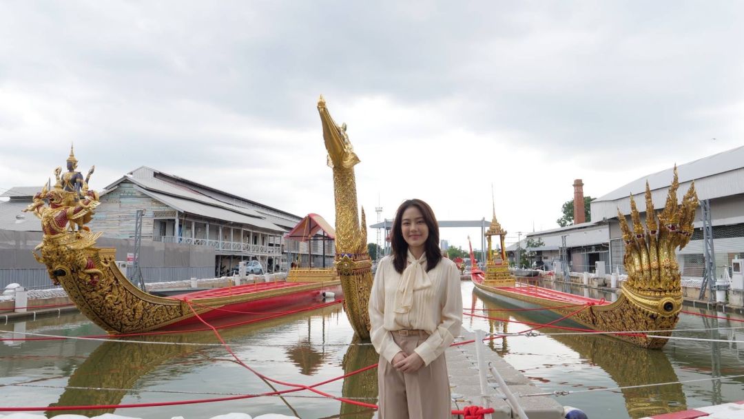 'จ๊ะจ๋า แดนดาว'ชมความงดงาม 'เรือพระที่นั่งสุพรรณหงส์'