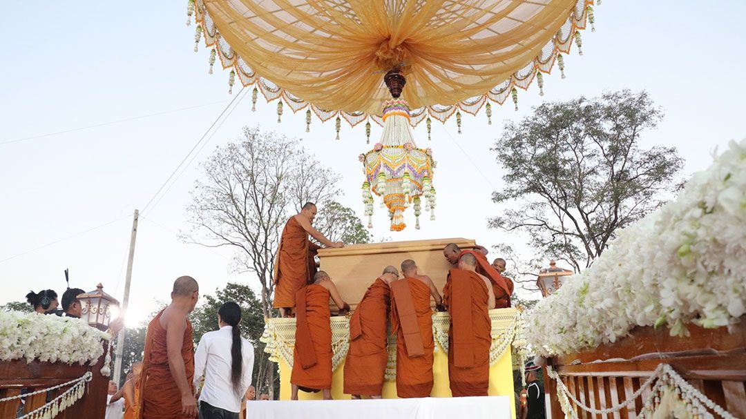 พุทธศาสนิกชนนับหมื่น ร่วมประชุมเพลิง'หลวงปู่ขันตี' เกจิดังเมืองเลย