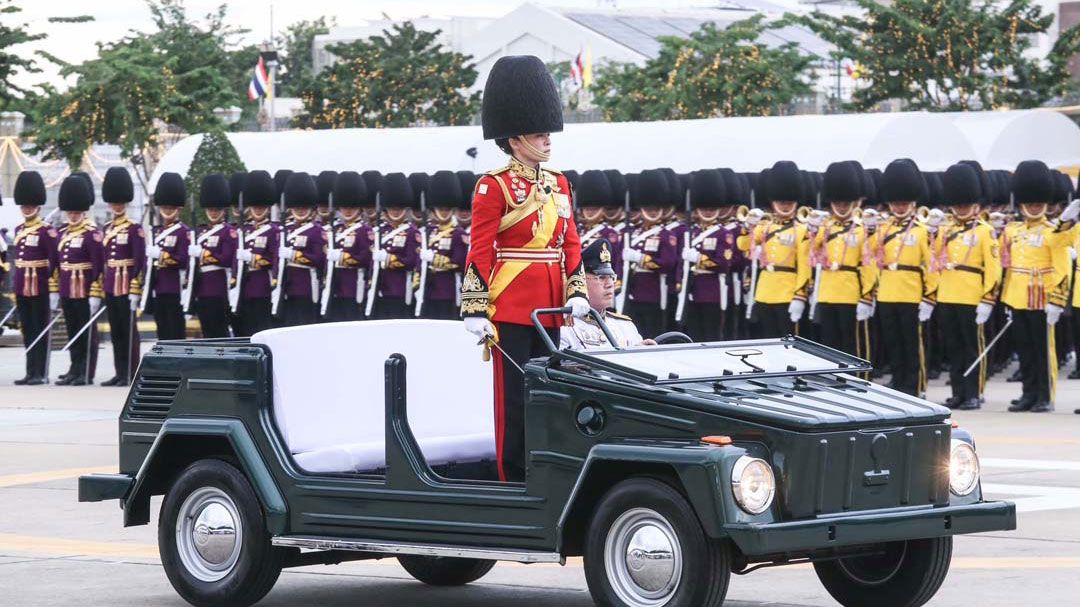 'พระราชินี'ทรงร่วมซ้อมพิธีการสวนสนามและถวายสัตย์ปฏิญาณตนของทหารรักษาพระองค์