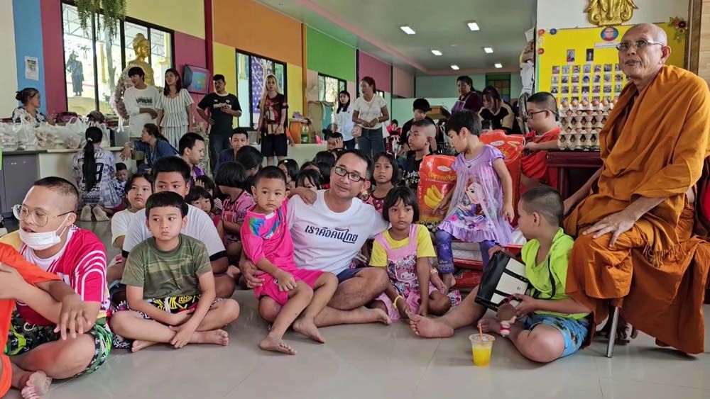 รายงานพิเศษ : สายบุญแห่นำขนม อาหารแห้ง ทำบุญ  ช่วยเหลือเด็กพิเศษ วัดห้วยหมู คึกคัก