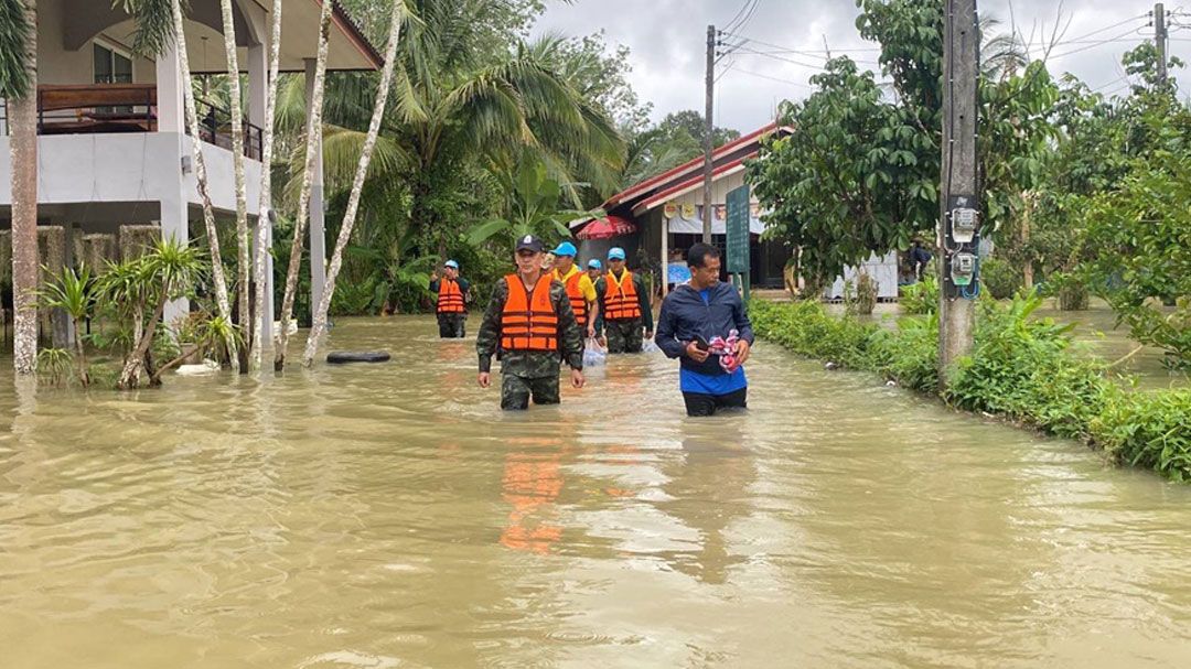 น้ำป่าถล่มสตูล! ทัพภาค 4 ระดมพลช่วยฉุกเฉินสู้วิกฤตกู้ภัยครอบคลุม 5 อำเภอ