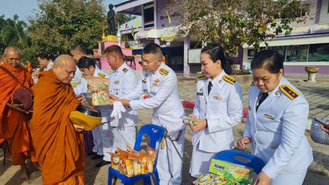 ‘ตม.อุบลราชธานี’ร่วมพิธีถวายราชสักการะรัชกาลที่ 9 เนื่องในวันชาติและวันพ่อแห่งชาติ