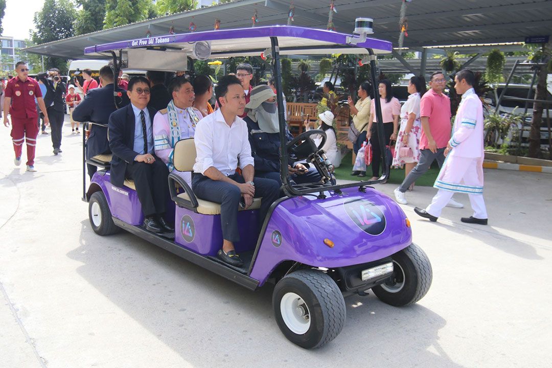 iAI เปิดตัว รถไร้คนขับ นำขบวนรถ ‘หลวงปู่ศิลา’ เข้ารับปริญญาดุษฎีบัณฑิตกิตติมศักดิ์
