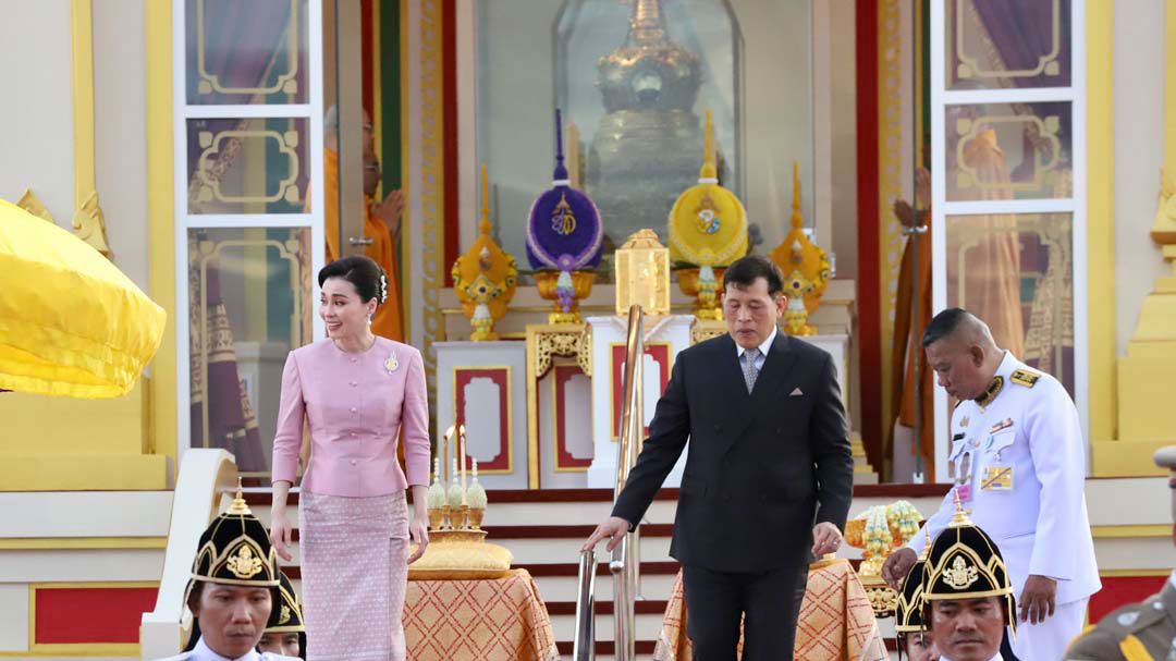 'ในหลวง-พระราชินี'ทรงสักการะ'พระเขี้ยวแก้ว' เนื่องในโอกาสพิธีมหามงคลเฉลิมพระชนมพรรษา 6 รอบ