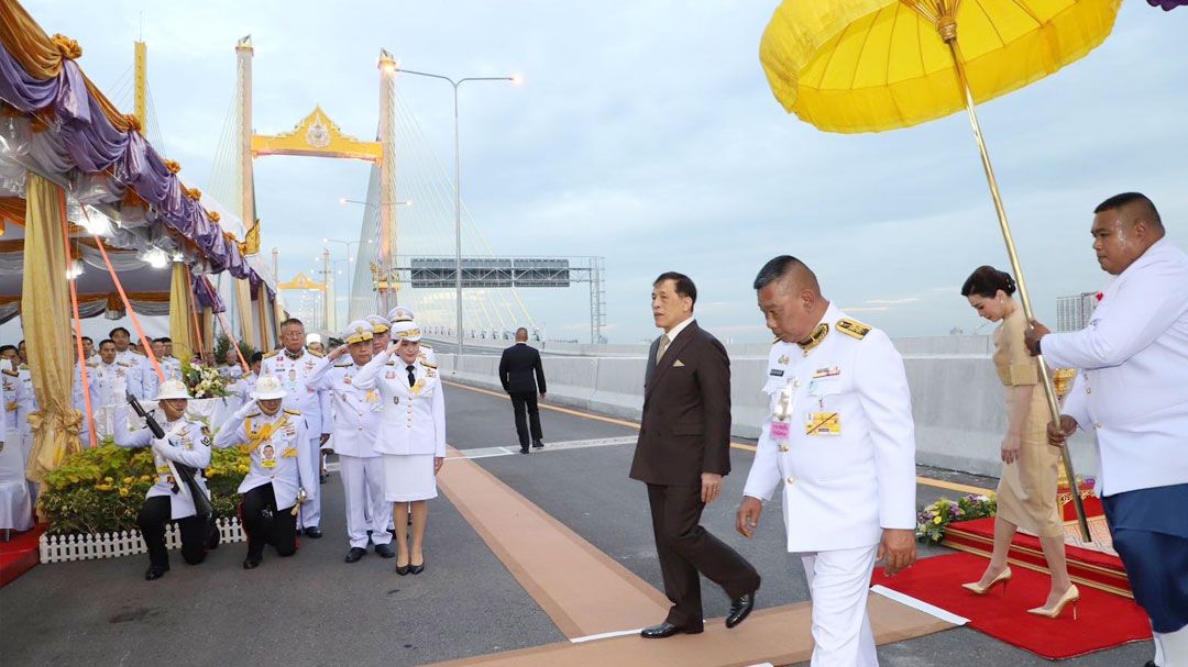 'ในหลวง-พระราชินี' เสด็จฯทรงเปิด 'สะพานทศมราชัน'ทางพิเศษสายพระราม 3-ดาวคะนอง