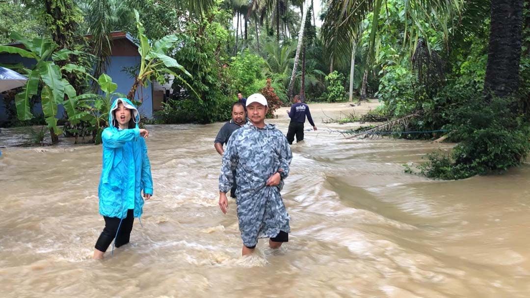 ‘พิมพ์ภัทรา’ลุยช่วย‘น้ำท่วมเมืองคอน’ เผยสถานการณ์ยังไม่น่าวางใจ บอกทีมงานเตรียมรับมือ