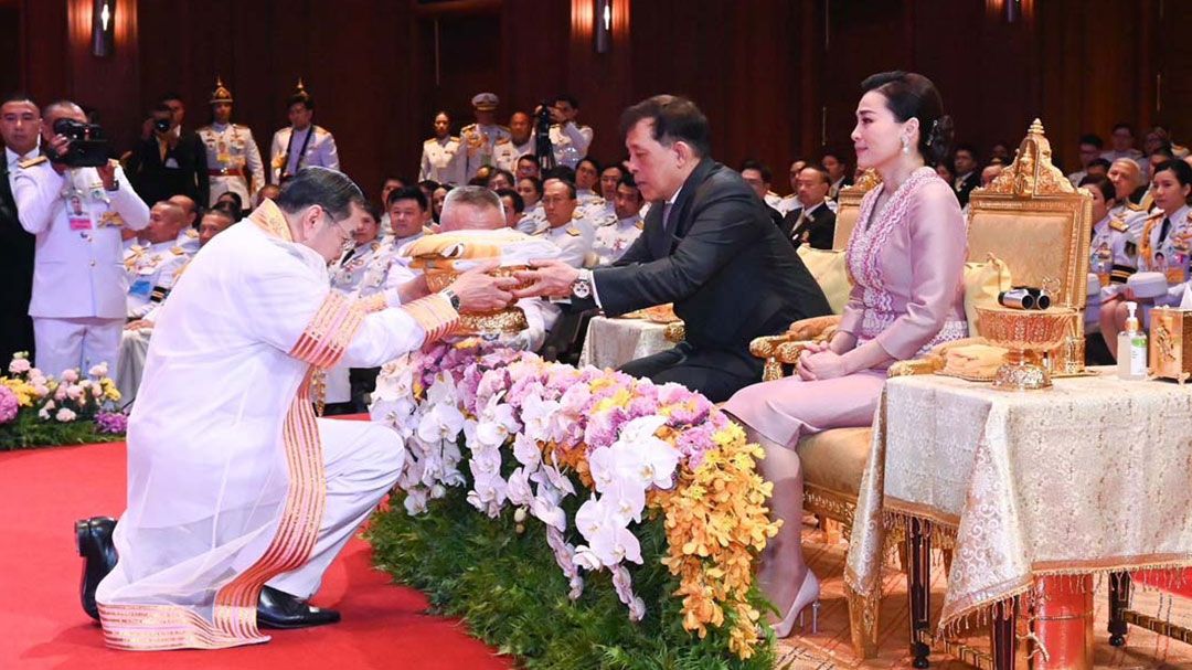 'ในหลวง-พระราชินี'เสด็จฯในพิธีทูลเกล้าฯถวายฉลองพระองค์ครุยพระบรมราชูปถัมภก