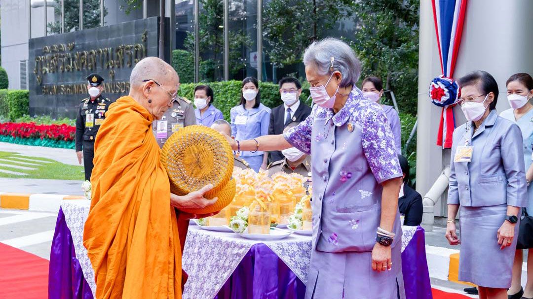 'กรมสมเด็จพระเทพฯ'เสด็จฯทรงบาตร เนื่องในโอกาสส่งท้ายปีเก่าต้อนรับปีใหม่ 2568