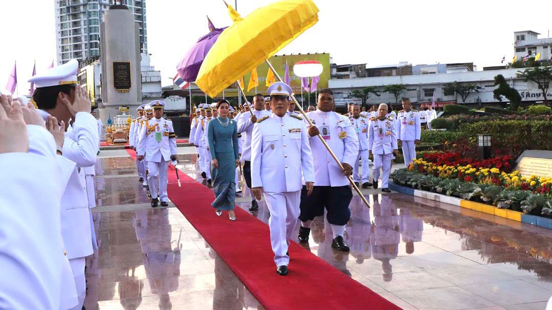 'ในหลวง-พระราชินี'เสด็จฯทรงวางพุ่มดอกไม้ถวายราชสักการะ พระบรมราชานุสาวรีย์สมเด็จพระเจ้าตากสินฯ