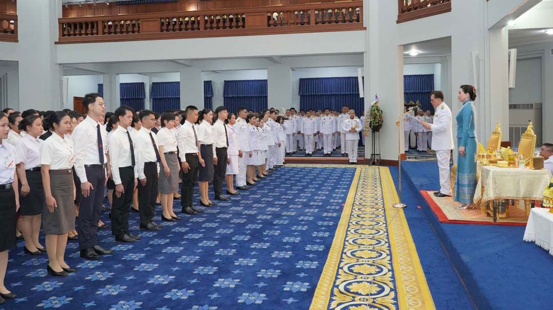 'ในหลวง-พระราชินี'พระราชทานพระบรมราชวโรกาสให้ คณะกรรมการมูลนิธิ ม.ท.ศ.และผู้ว่าฯ นำนักเรียนทุนพระราชทานฯ เฝ้าฯ