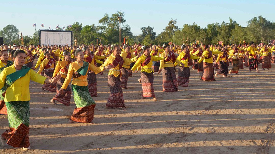 'ชาวลำพาน'รำถวายสมโภชพระพุทธรูปทองคำ-ปิดทองพระมหาเจดีย์