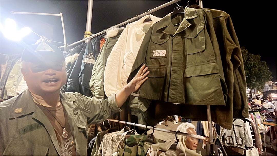 รายงานพิเศษ : เสื้อทหารญี่ปุ่นยุคสงครามเกาหลี แขวนขายราคาครึ่งแสน บาทเดียวก็ไม่ลด!  ในงานฤดูหนาวปีใหม่ริมโขง เทศกาลมหานครเรืองแสง จ.นครพนม