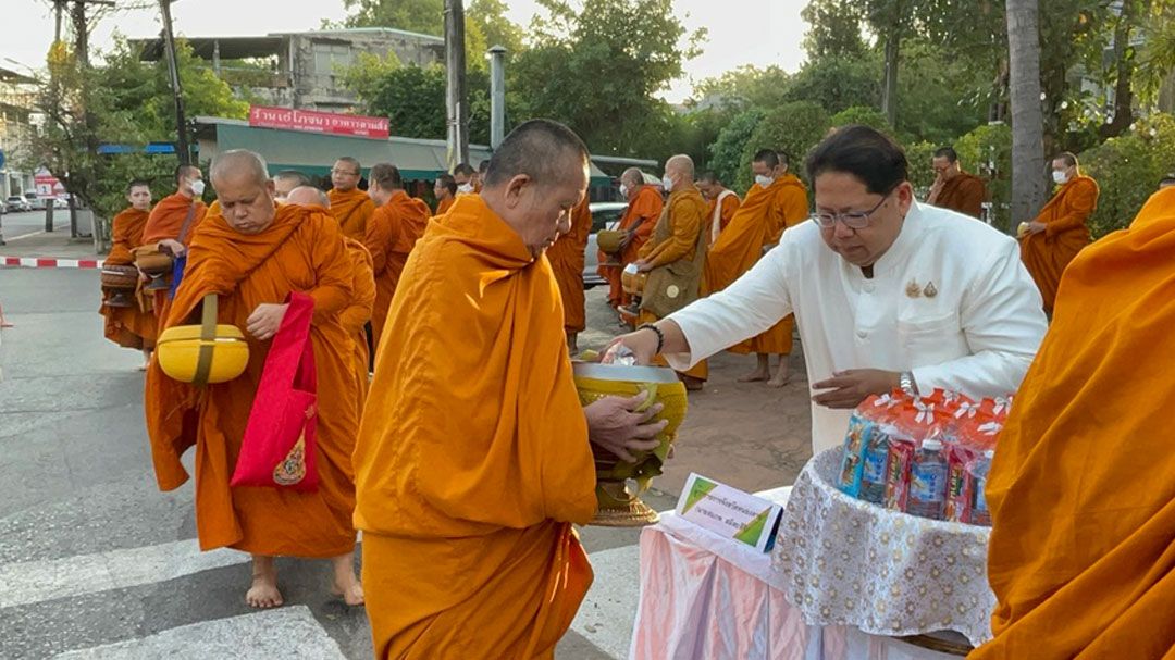 ชาวหนองคายร่วมทำบุญตักบาตรวันขึ้นปีใหม่ 68 เพื่อความเป็นสิริมงคลในชีวิต