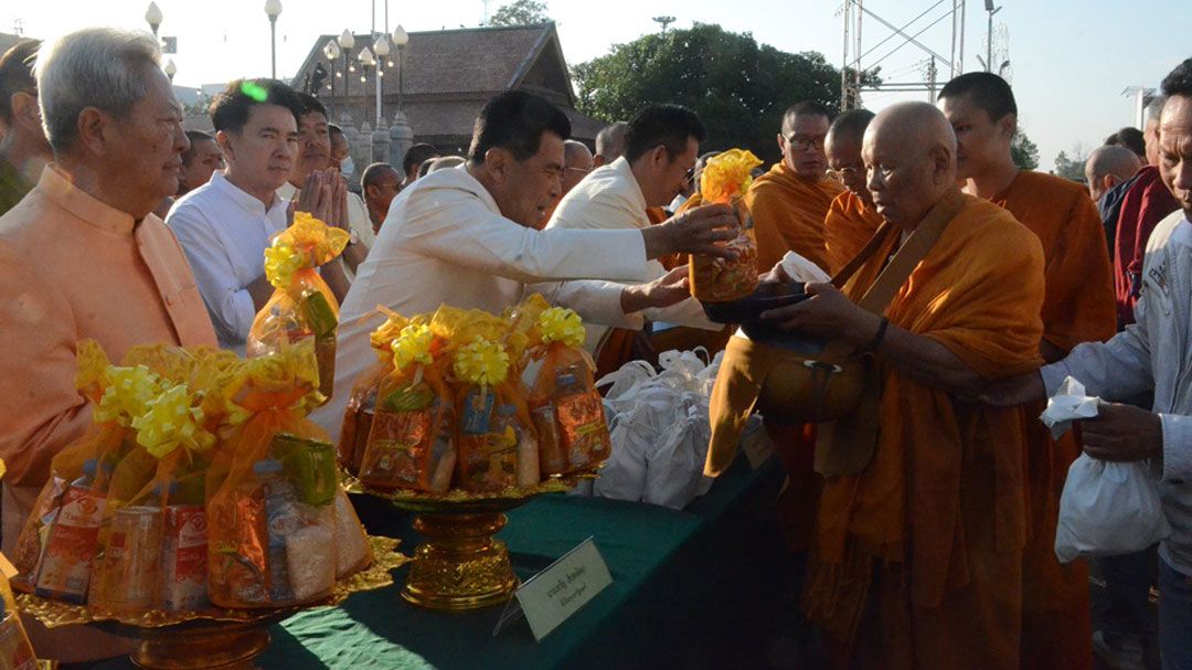 ชาวโคราชแต่งชุดไทยทำบุญตักบาตรพระสงฆ์ 109 รูปเพื่อความเป็นสิริมงคลในวันขึ้นปีใหม่